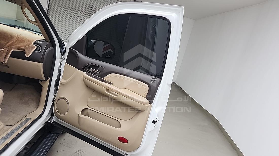2009 GMC Yukon — Front Right Door — Photo 29