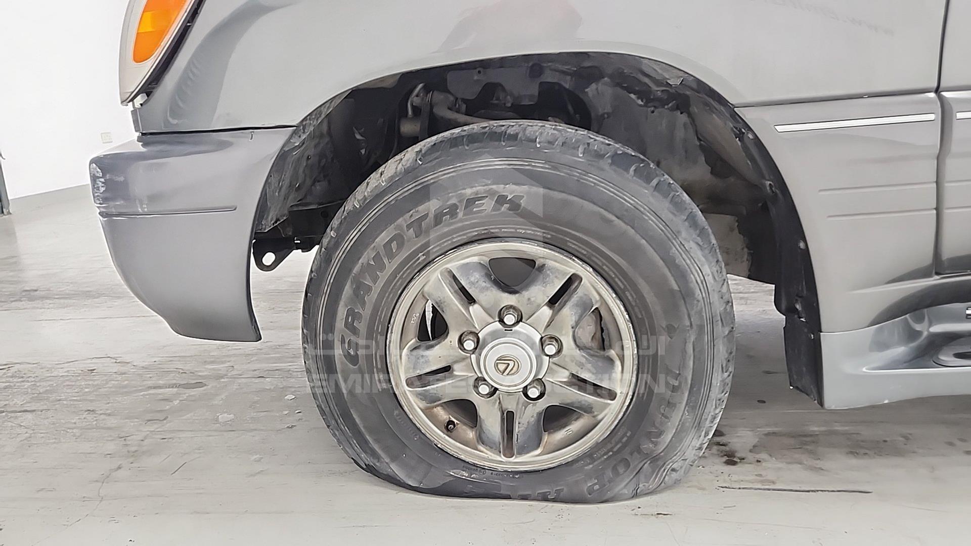 2002 LEXUS LX 470 VIN: JTJHT00W423515791