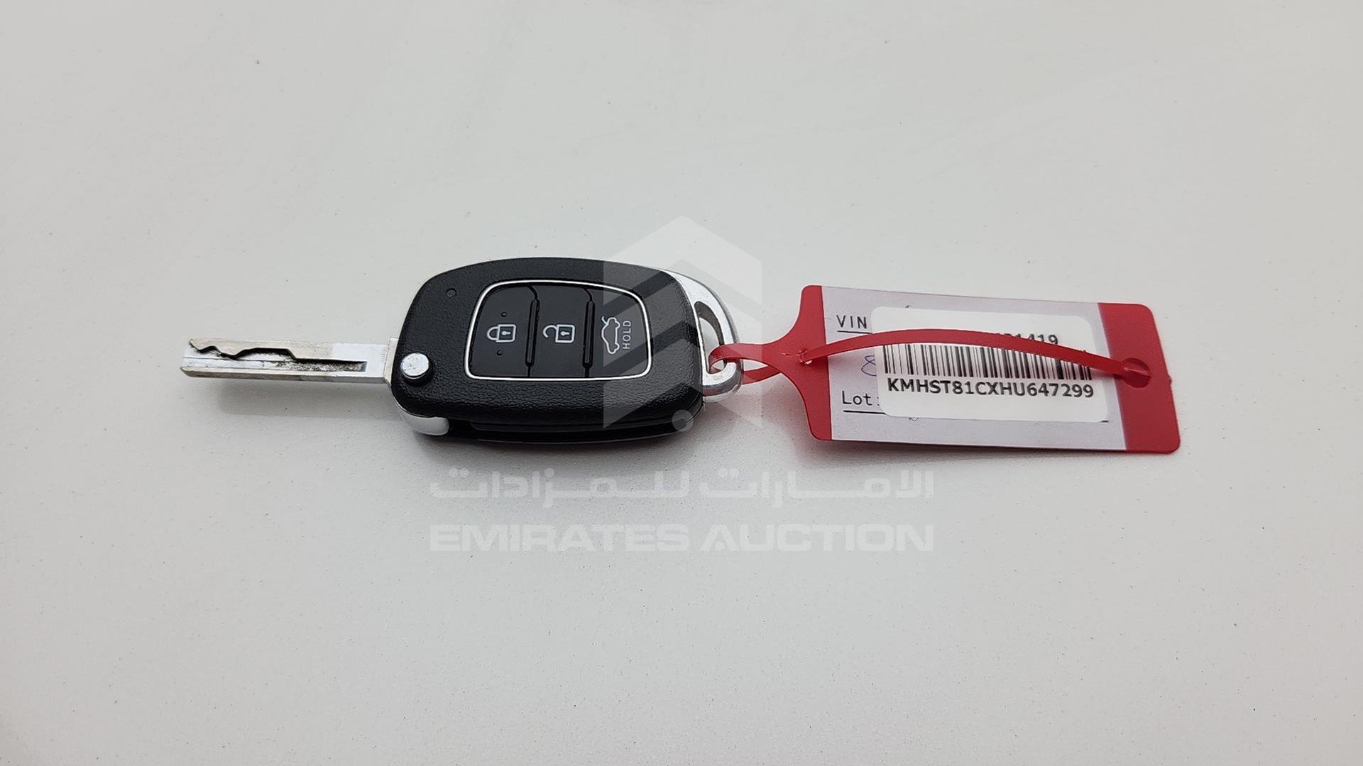 2017 HYUNDAI SANTA FE VIN: KMHST81CXHU647299