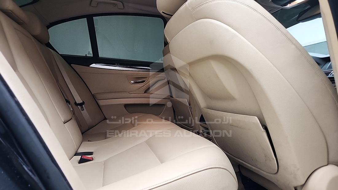 بي ام دبليو 535 اى 2015 — زاوية الراكب الخلفي اليمنى — صورة 25