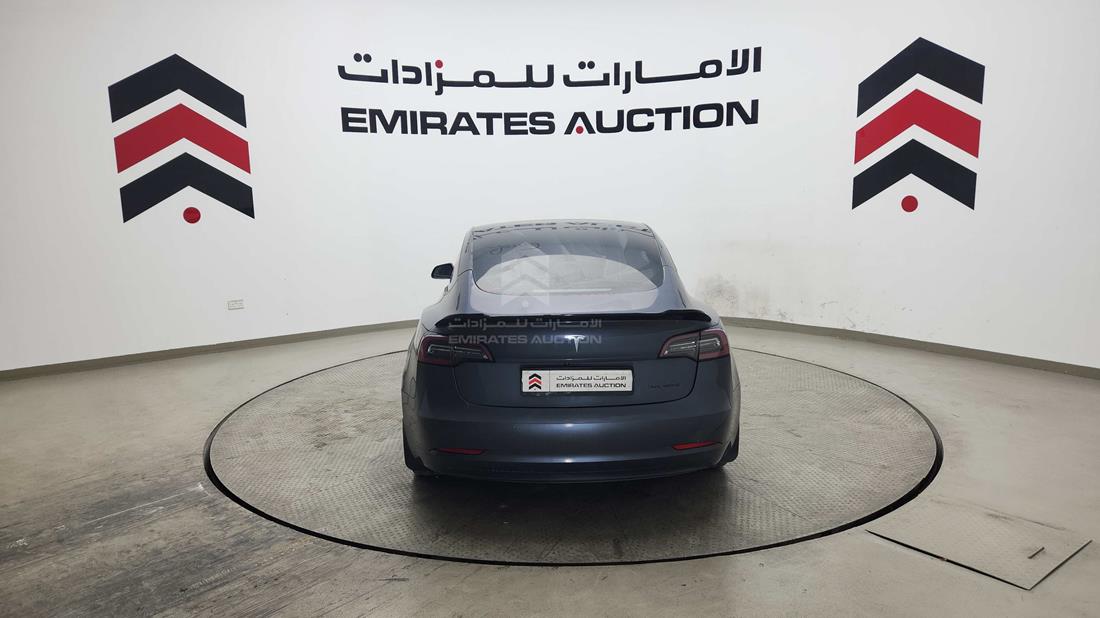 تيسلا موديل 3 2021 — الزاوية الخلفية اليسرى — صورة 4