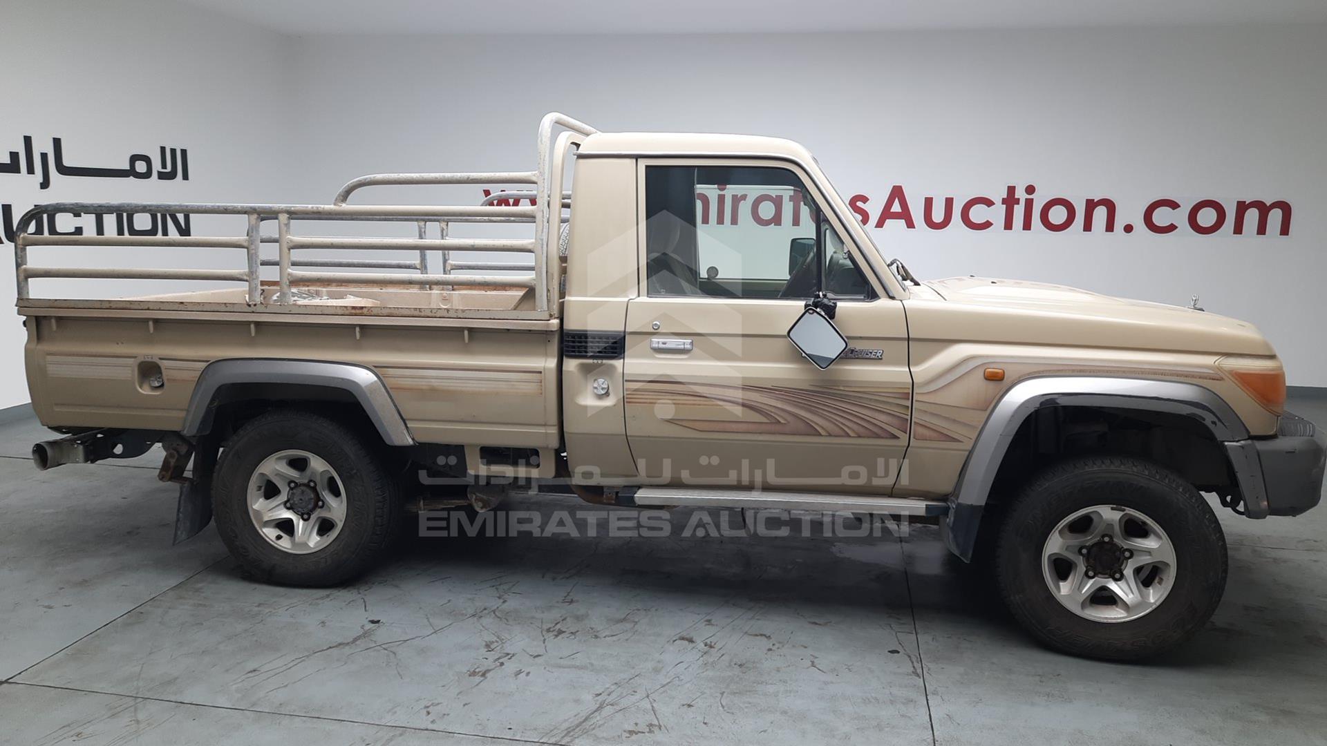 2011 TOYOTA LAND CRUISER VIN: JTFLU73J5B4521104