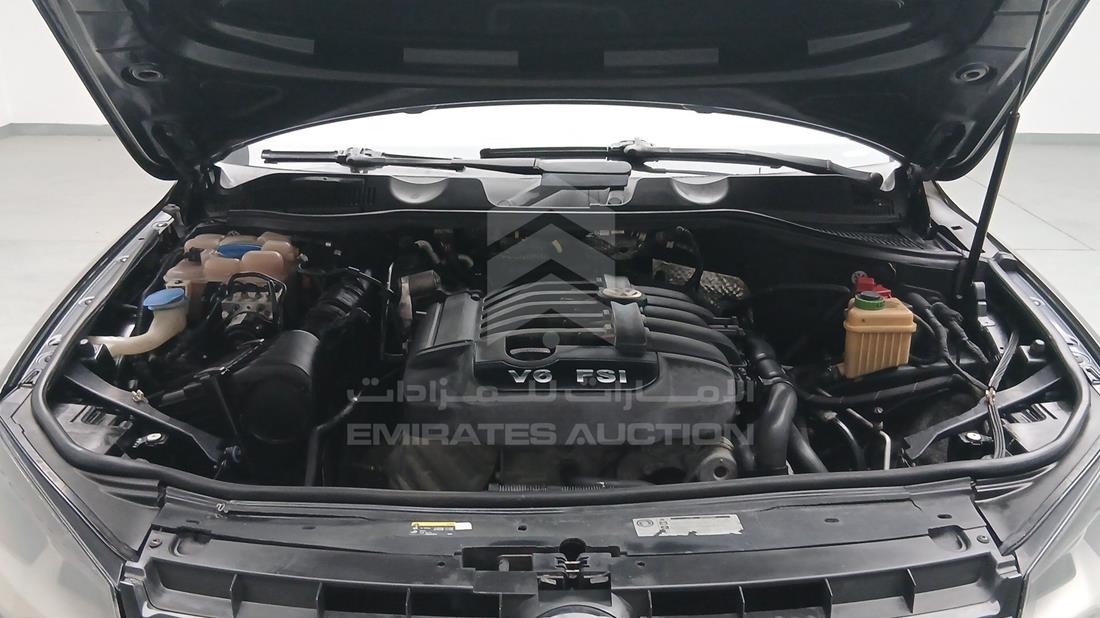 2014 Volkswagen Touareg — Engine Bay — Photo 30