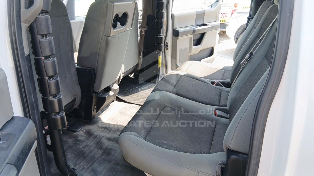 فورد اف 150 2019 — زاوية الراكب الخلفي اليسرى — صورة 19