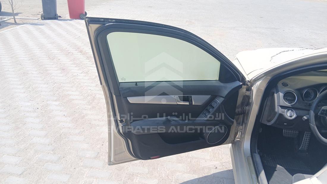 مرسيدس C200 2012 — الباب الأمامي الأيسر — صورة 10
