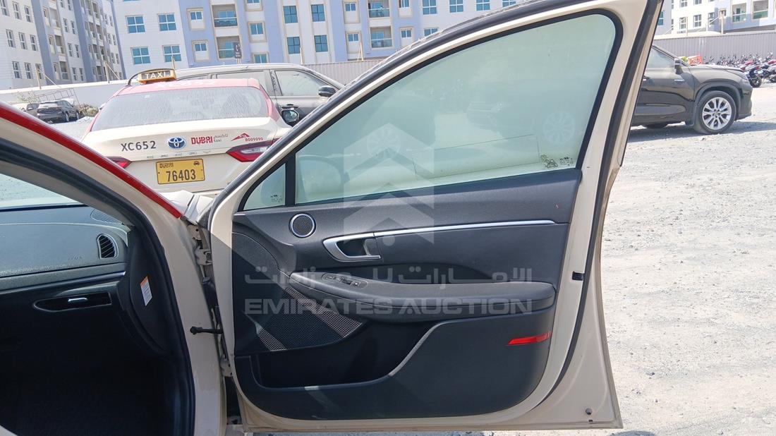 هيونداي سوناتا هجينة 2021 — الباب الأمامي الأيمن — صورة 25