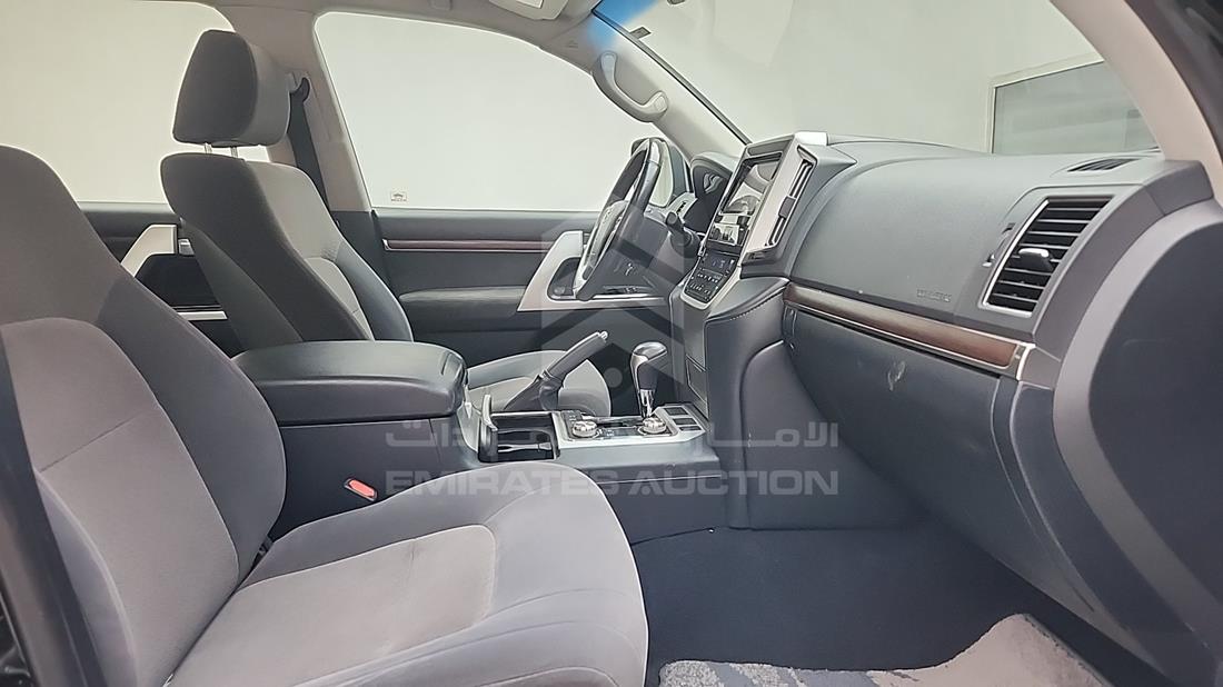 تويوتا لاند كروزر 2020 — زاوية الراكب الأمامي للمقعد — صورة 28