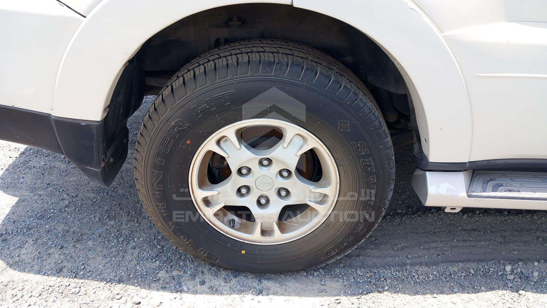 2008 MITSUBISHI PAJERO VIN: JMYLRV93W8J724284