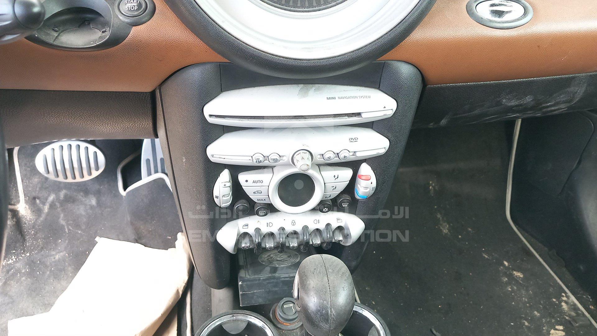 2010 MINI COOPER S VIN: WMWMF7109ATZ31732