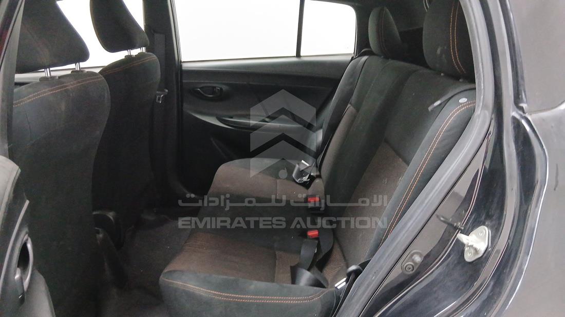 تويوتا ياريس 2015 — زاوية الراكب الخلفي اليسرى — صورة 21