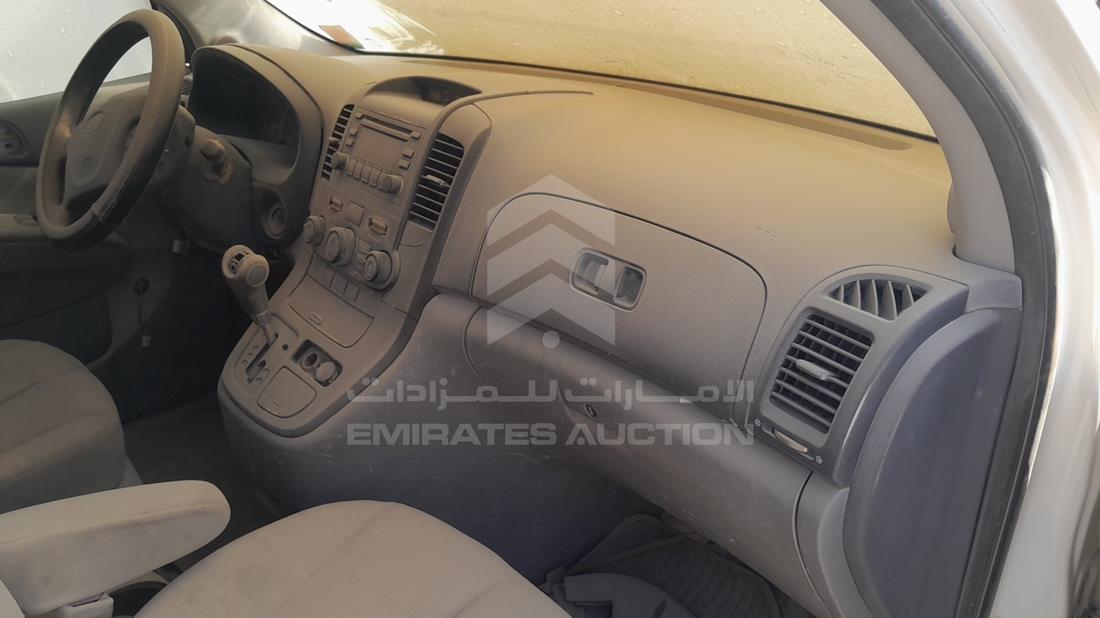 كيا كرنفال 2008 — زاوية واجهة الراكب الأمامي الأيمن — صورة 23