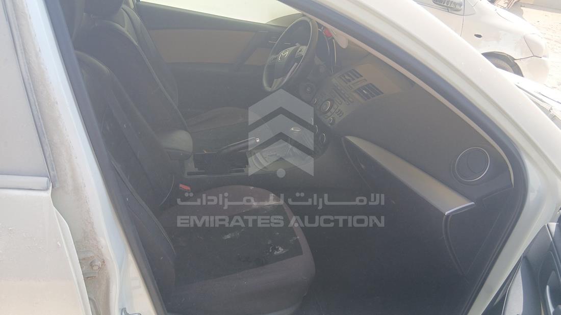 مازدا 3 2013 — زاوية الراكب الأمامي للمقعد — صورة 22