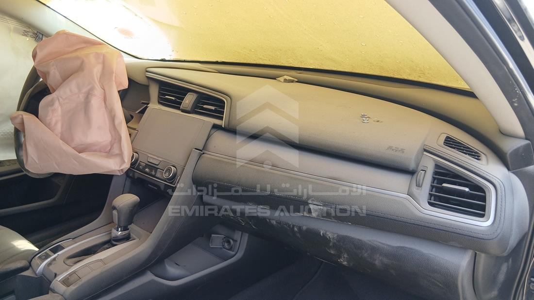هوندا سيفيك 2018 — زاوية واجهة الراكب الأمامي الأيمن — صورة 23
