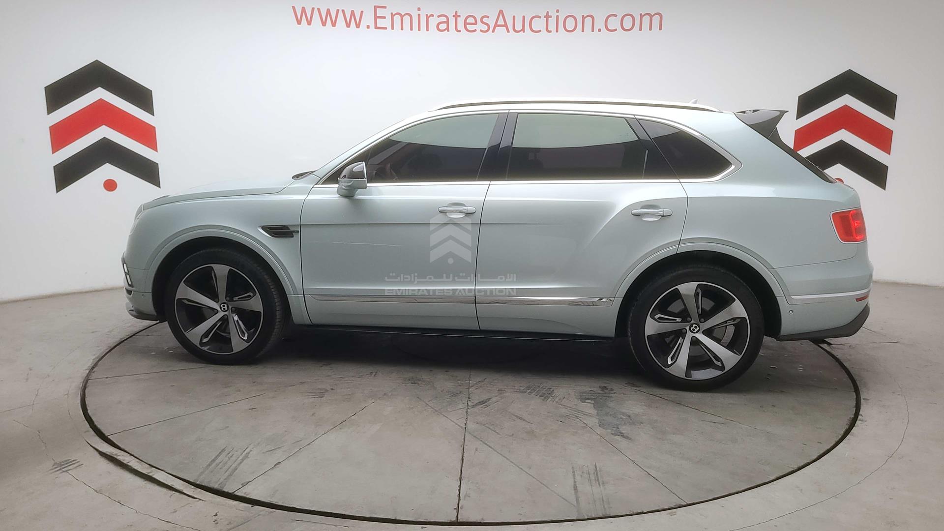 2017 BENTLEY BENTAYGA VIN: SJAAB1ZV5HC016676