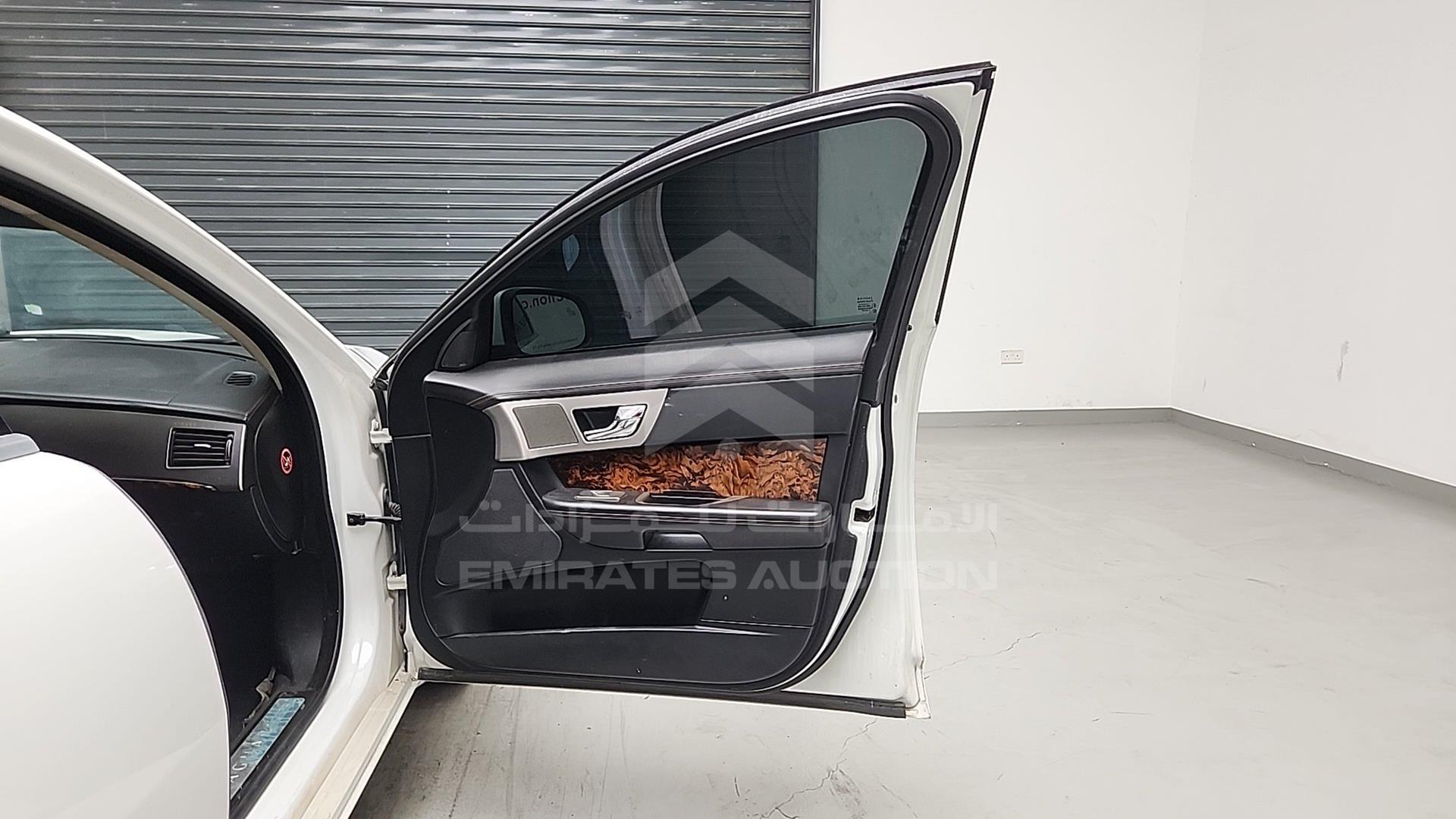 2011 JAGUAR XF VIN: SAJAA07DXBFR83989