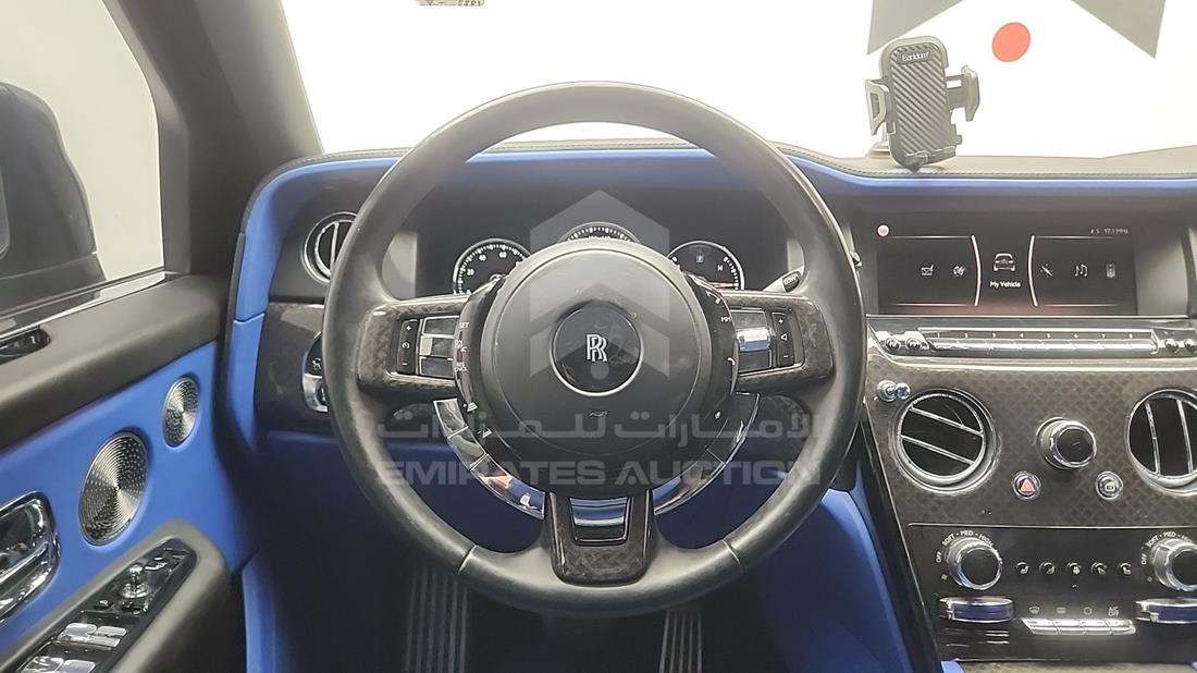 رولز رويز كولينان 2021 — التحكمات في عجلة القيادة — صورة 14