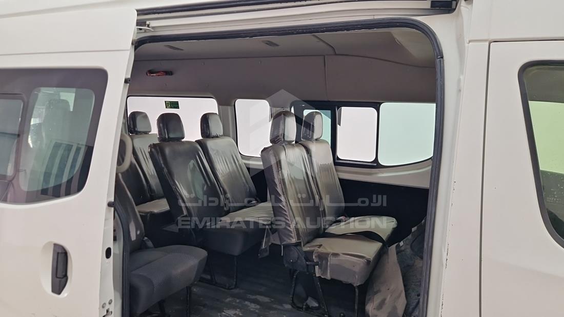 نيسان أورفان 2024 — زاوية الراكب الخلفي اليمنى — صورة 21