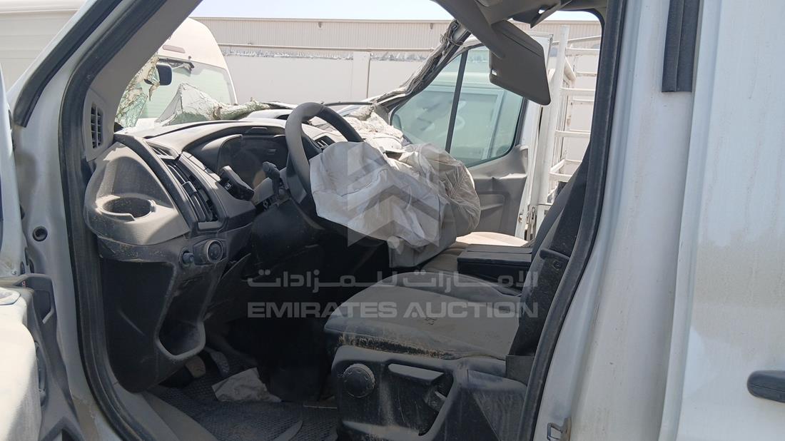 فورد ترانزيت 2023 — زاوية السائق الأمامية اليسرى — صورة 13