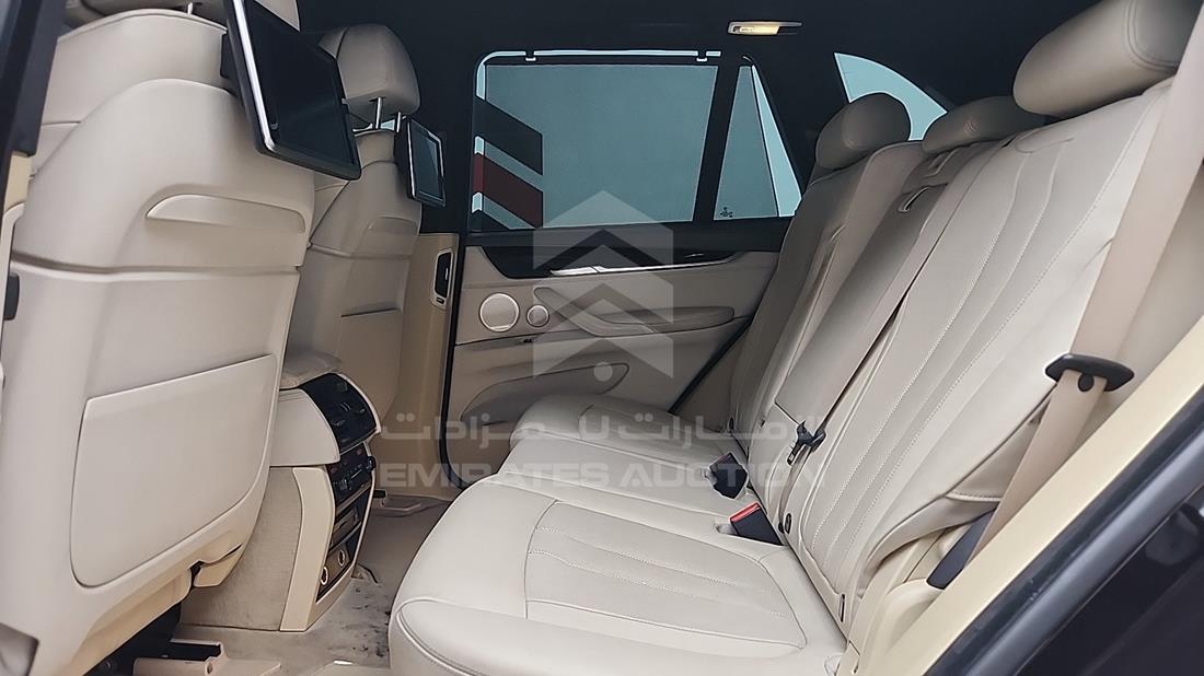 بي ام دبليو اكس 5 2014 — زاوية الراكب الخلفي اليسرى — صورة 25