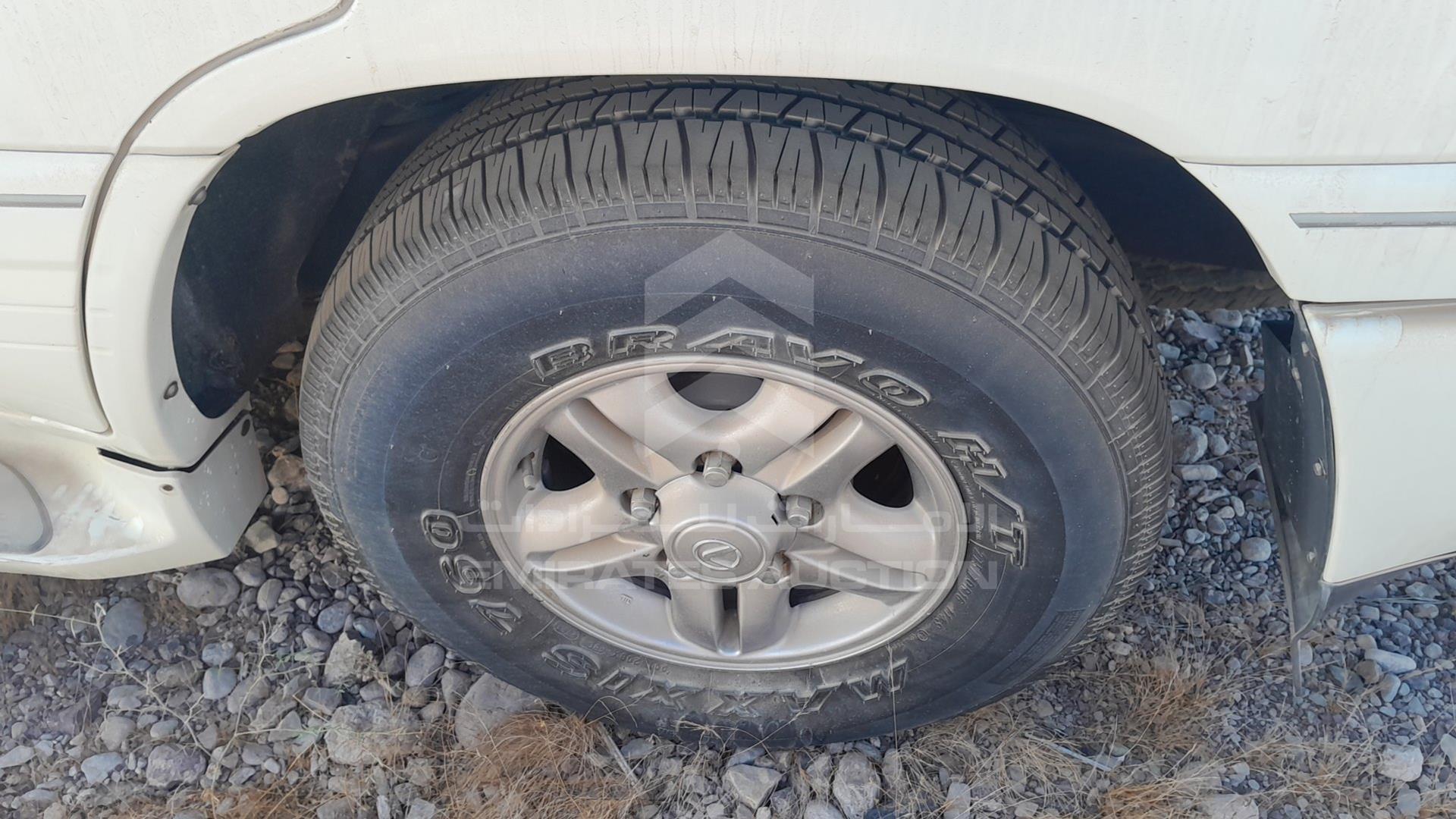 2002 LEXUS LX 470 VIN: JTJHT00W223520942