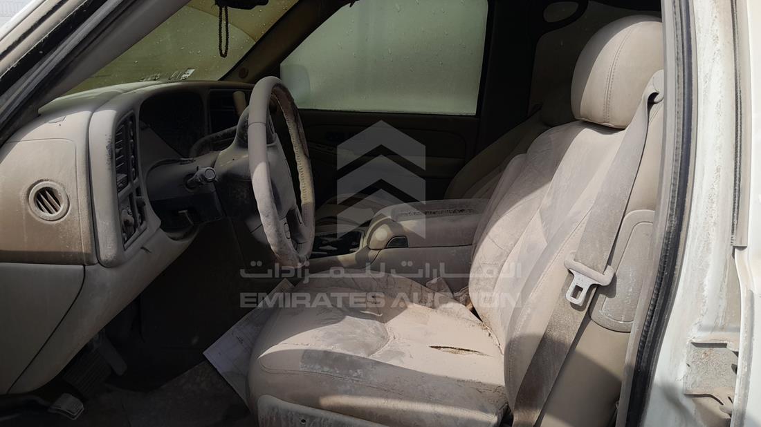 2004 GMC Suburban — Front Left Driver Seat View — Photo 12