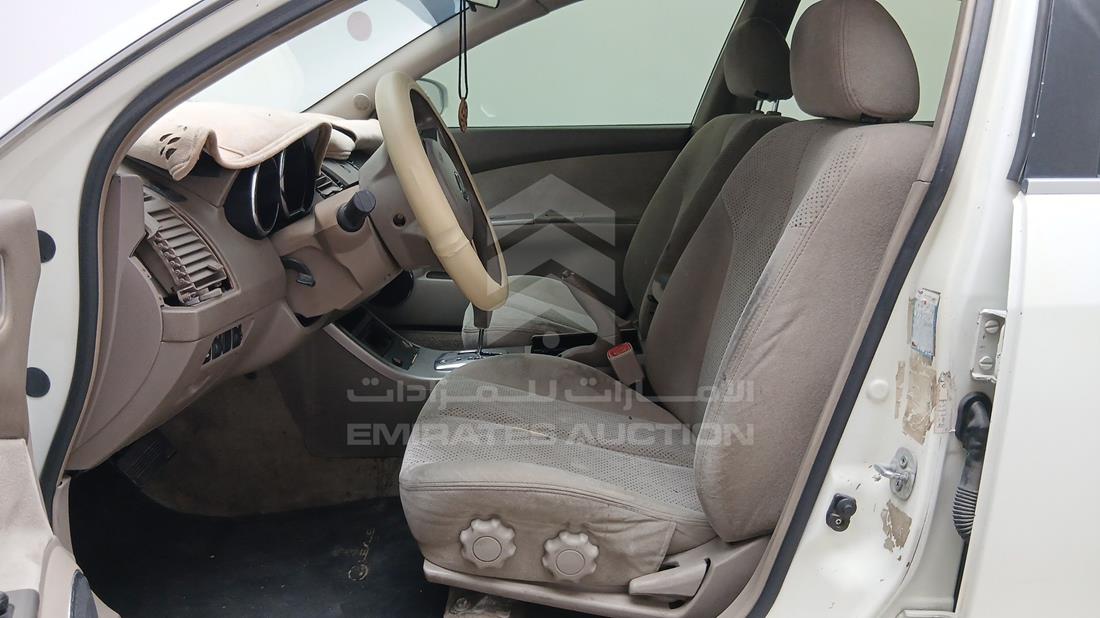نيسان التيما 2005 — زاوية السائق الأمامية اليسرى — صورة 12