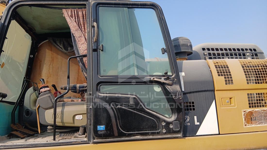 Caterpillar 330DL — Front Left Door — Photo 10