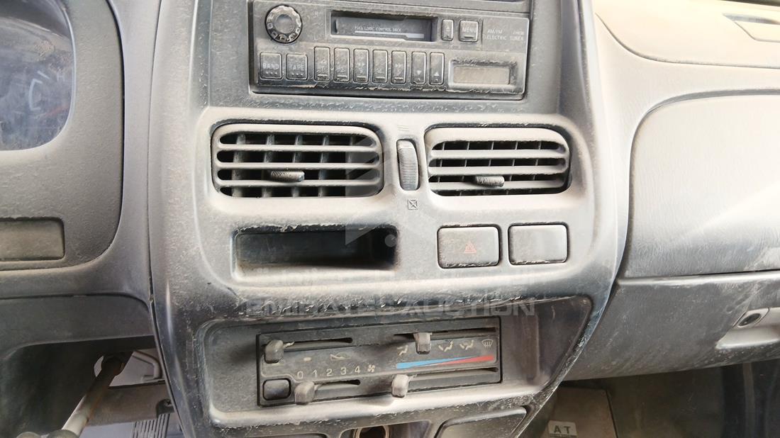نيسان 2400 2007 — نظم الترفيه وكاميرا المراقبة والملاحة — صورة 15