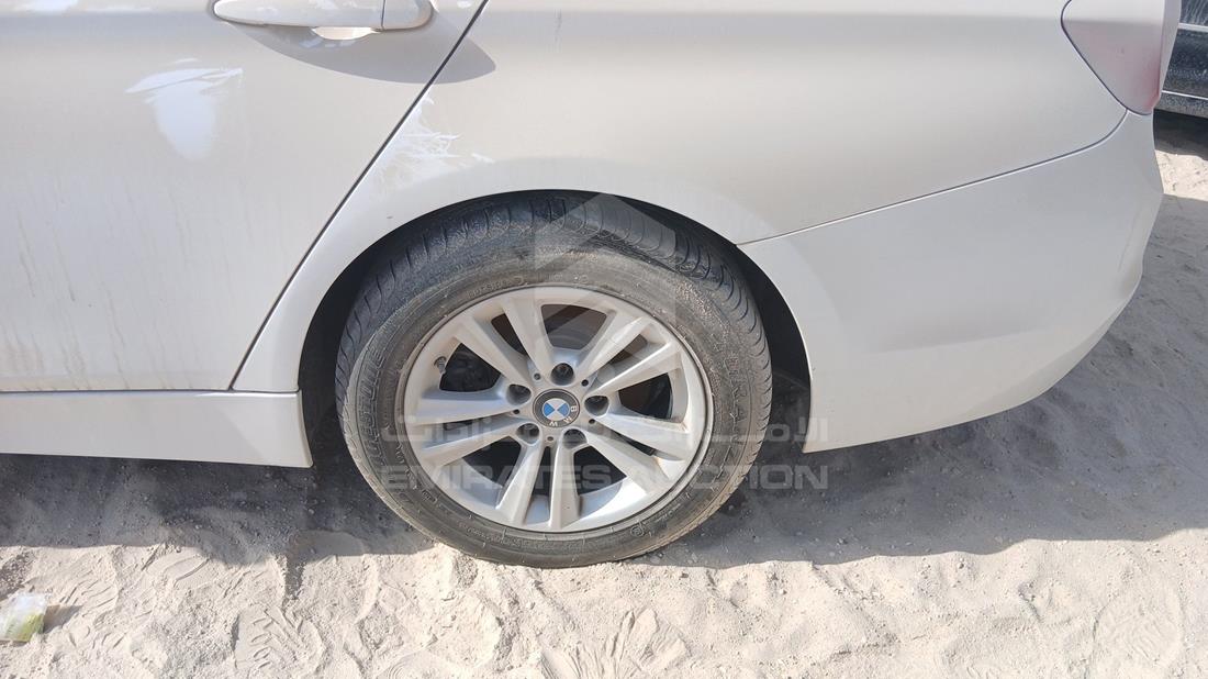 بي ام دبليو 318i 2018 — الإطار الخلفي الأيسر — صورة 31