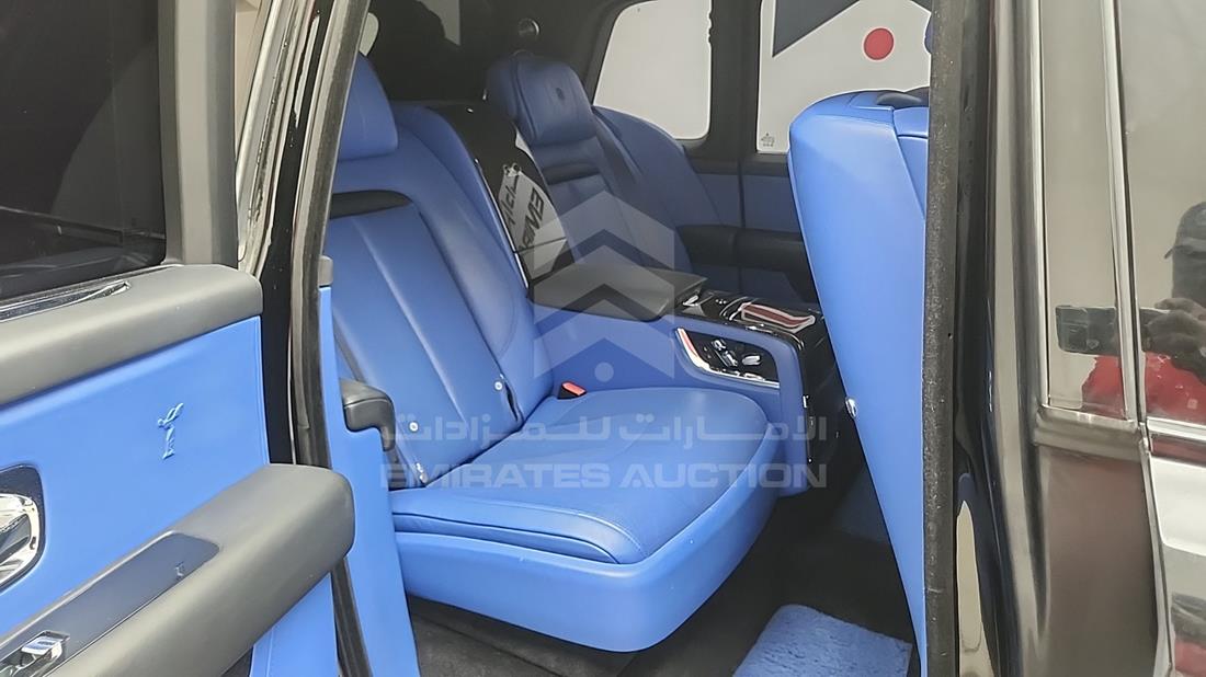 رولز رويز كولينان 2021 — زاوية الراكب الخلفي اليمنى — صورة 24