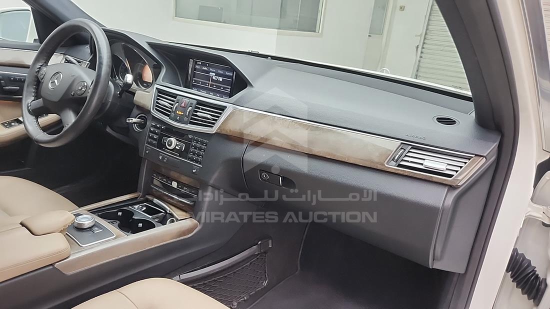 مرسيدس E 350 2010 — زاوية واجهة الراكب الأمامي الأيمن — صورة 32