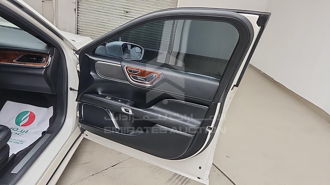 لينكولن Continental 2017 — الباب الأمامي الأيمن — صورة 32