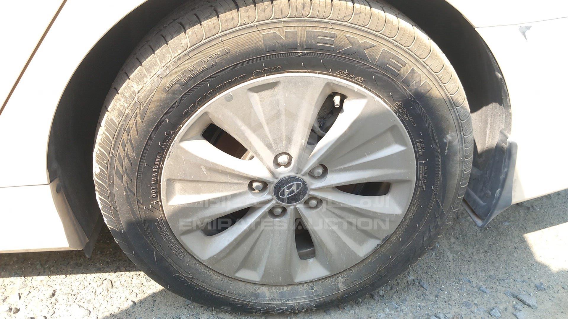 2018 HYUNDAI SONATA VIN: KMHE24133JA082023