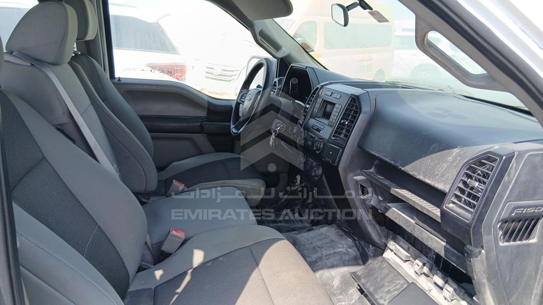 فورد اف 150 2020 — زاوية الراكب الأمامي للمقعد — صورة 25