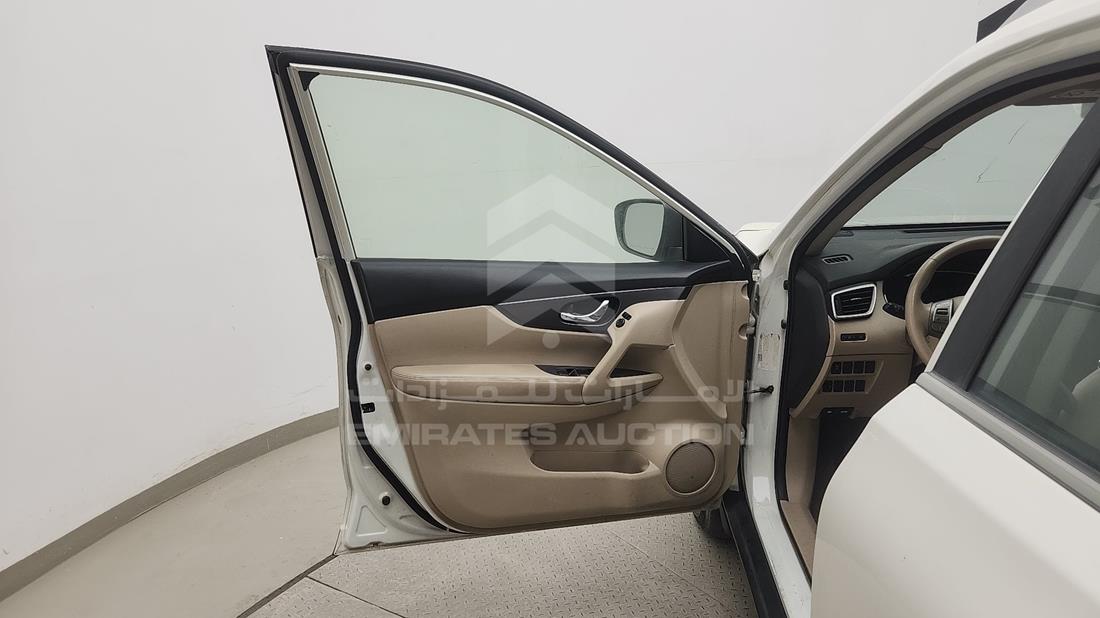 نيسان اكس تريل 2015 — الباب الأمامي الأيسر — صورة 5