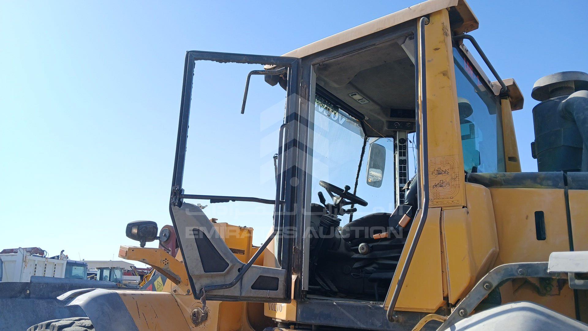 2011 VOLVO L120F VIN: VCEL120FC00026895
