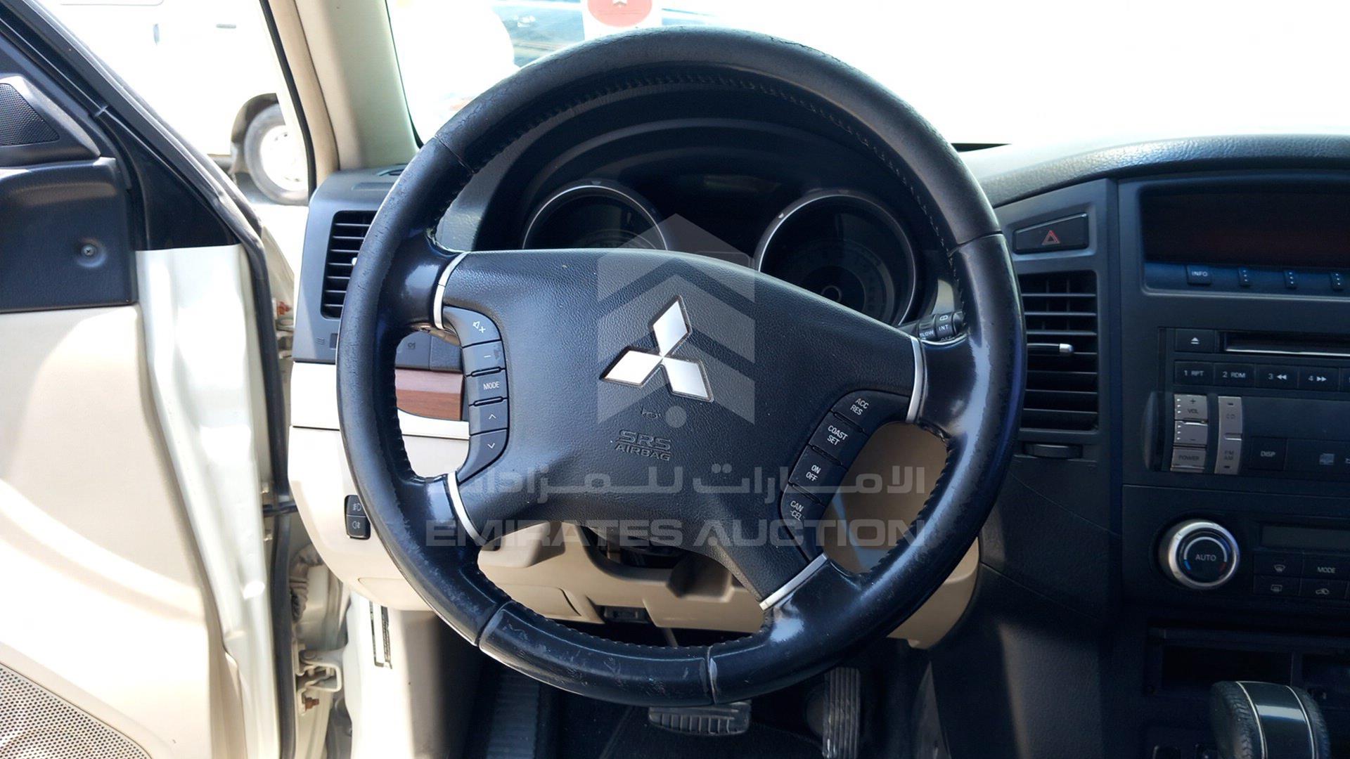2008 MITSUBISHI PAJERO VIN: JMYLRV93W8J724284