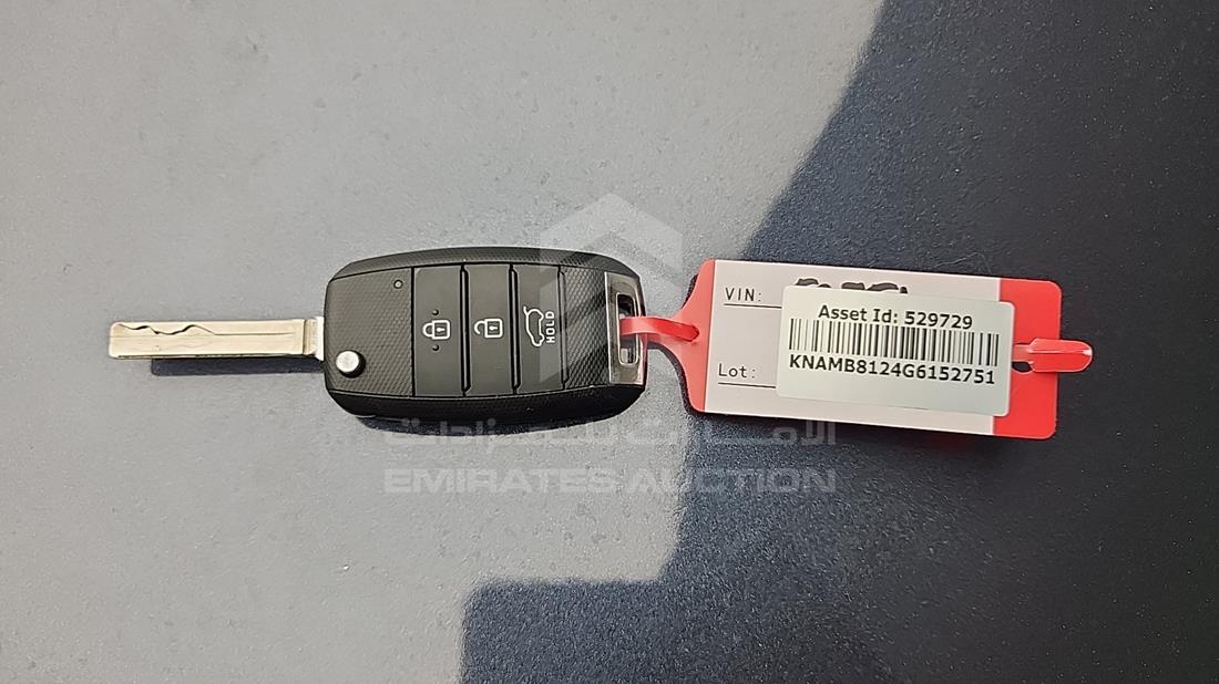 2016 Kia Carnival — Keys — Photo 4