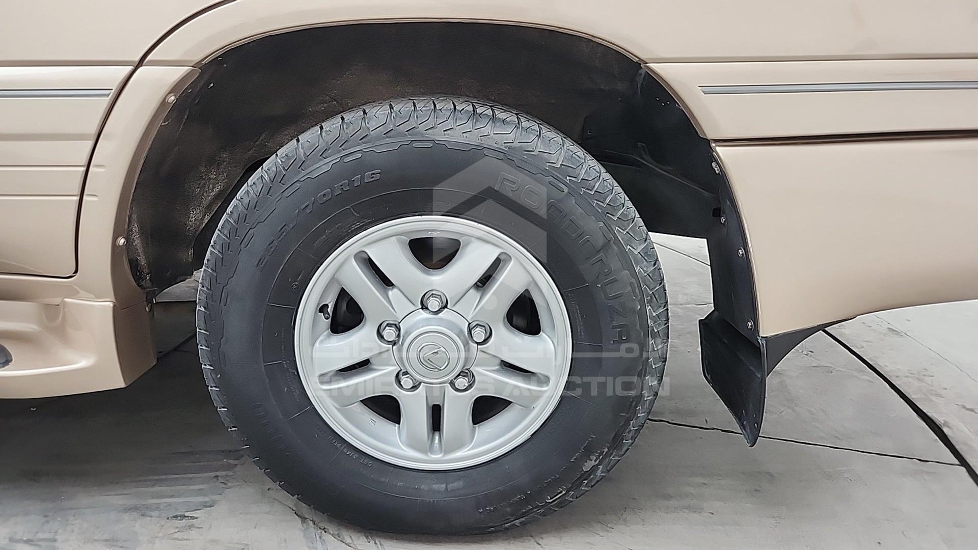 2001 LEXUS LX 470 VIN: JTJHT00W513501087