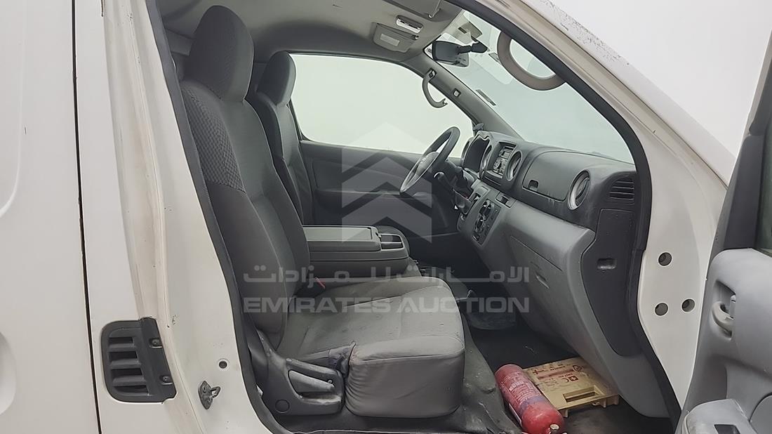 نيسان أورفان 2015 — زاوية الراكب الأمامي للمقعد — صورة 17