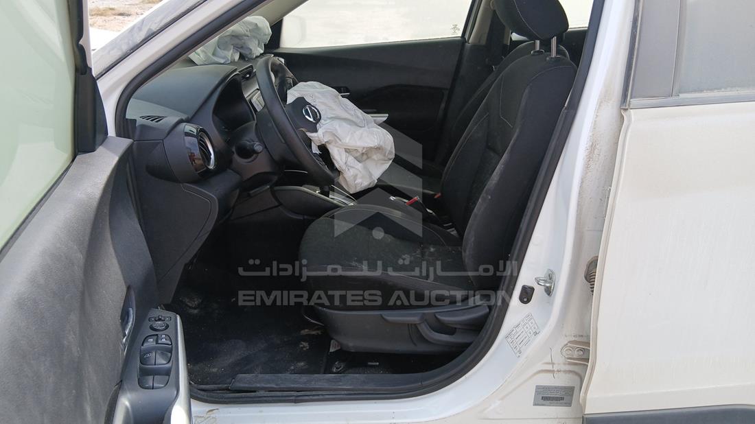 نيسان كيكس 2022 — زاوية السائق الأمامية اليسرى — صورة 12