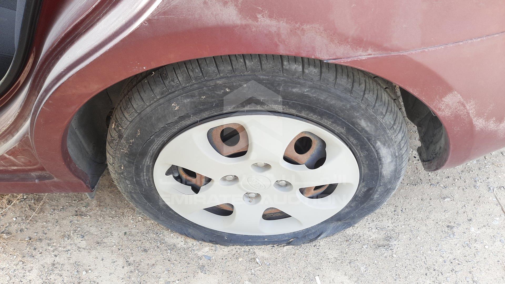 2005 KIA CERATO VIN: KNAFE242155117242