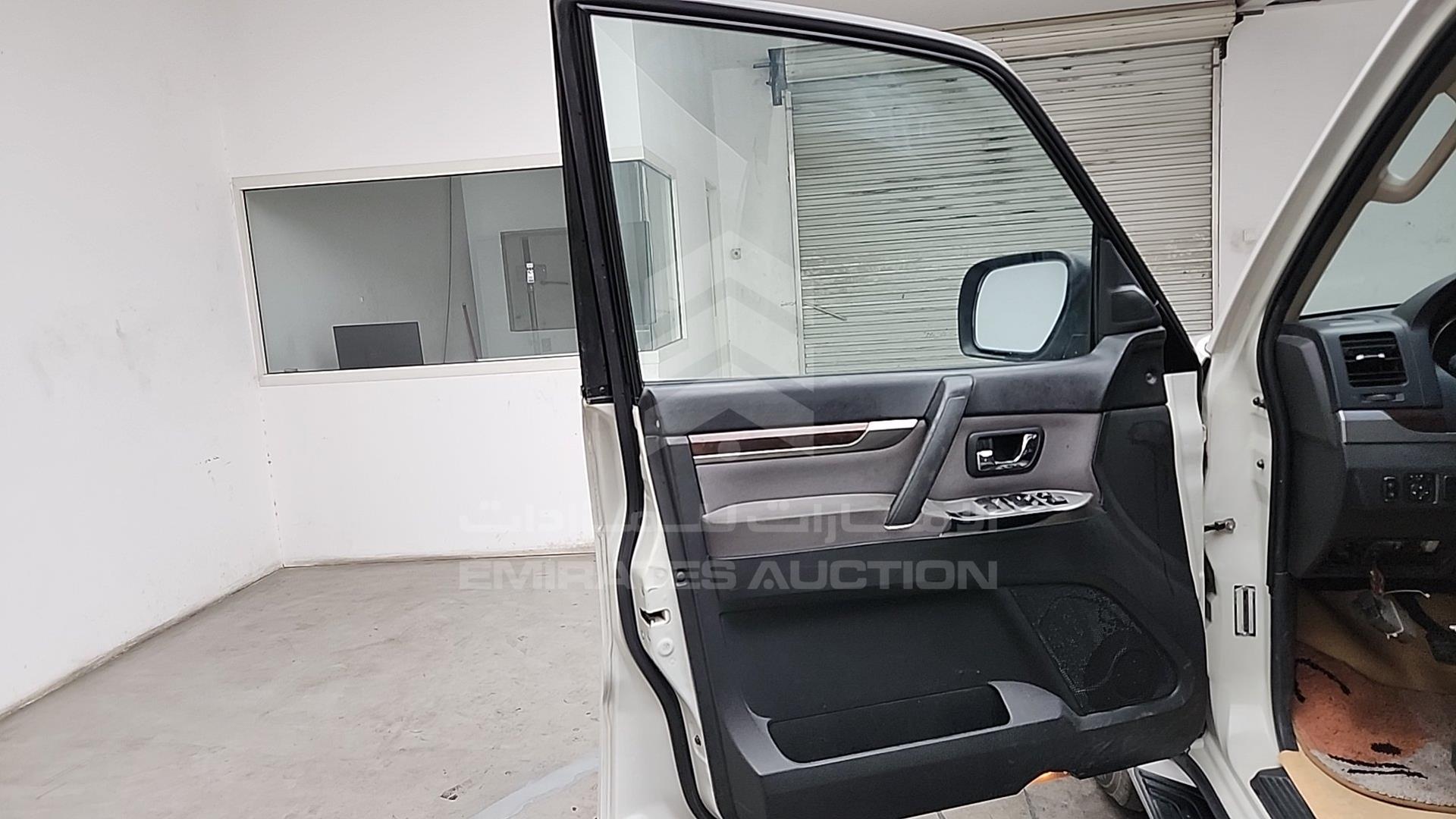 2014 MITSUBISHI PAJERO VIN: JMYLRV95WEJ717770
