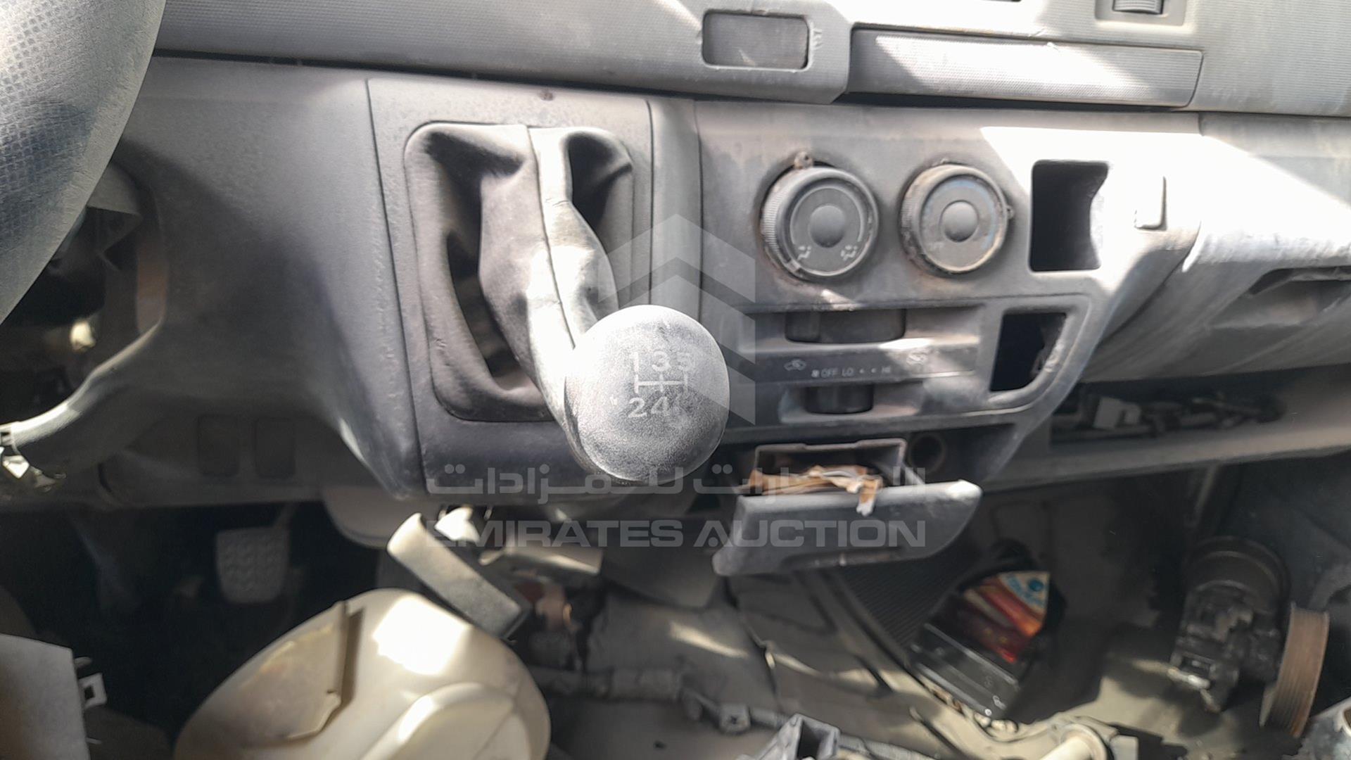 2005 TOYOTA HIACE VIN: JTFHX02PX50002331