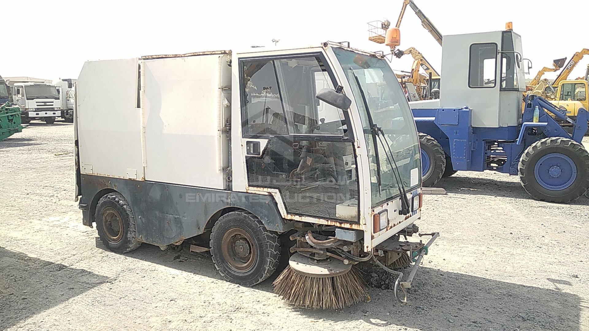 2000 ROAD CLEANING MACHINE --- VIN: 37592003961