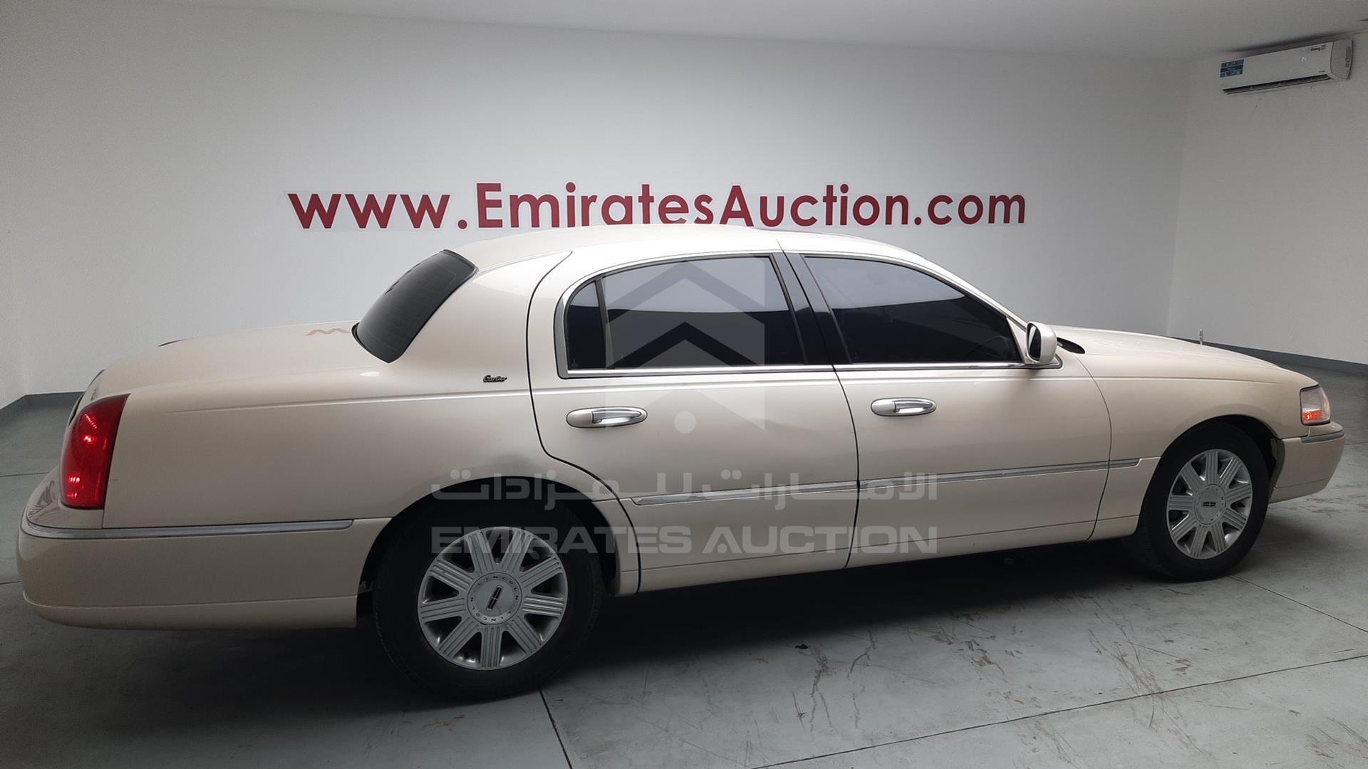 2003 LINCOLN TOWN CAR VIN: 1LNHM83W83Y634762