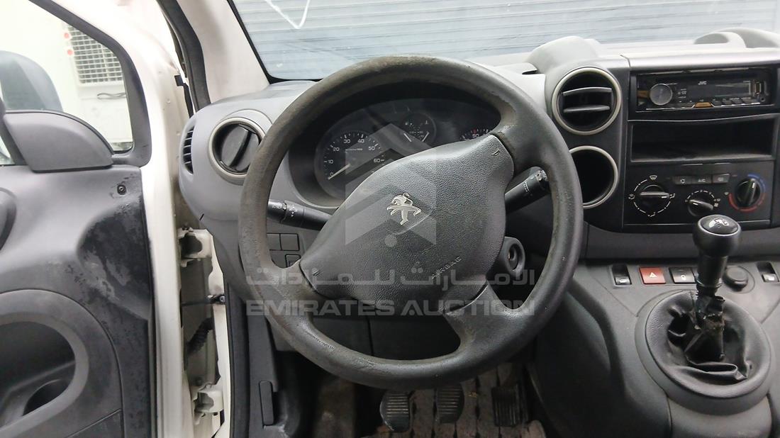 2015 Peugeot Partner — Steering & Mounted Controls — Photo 15