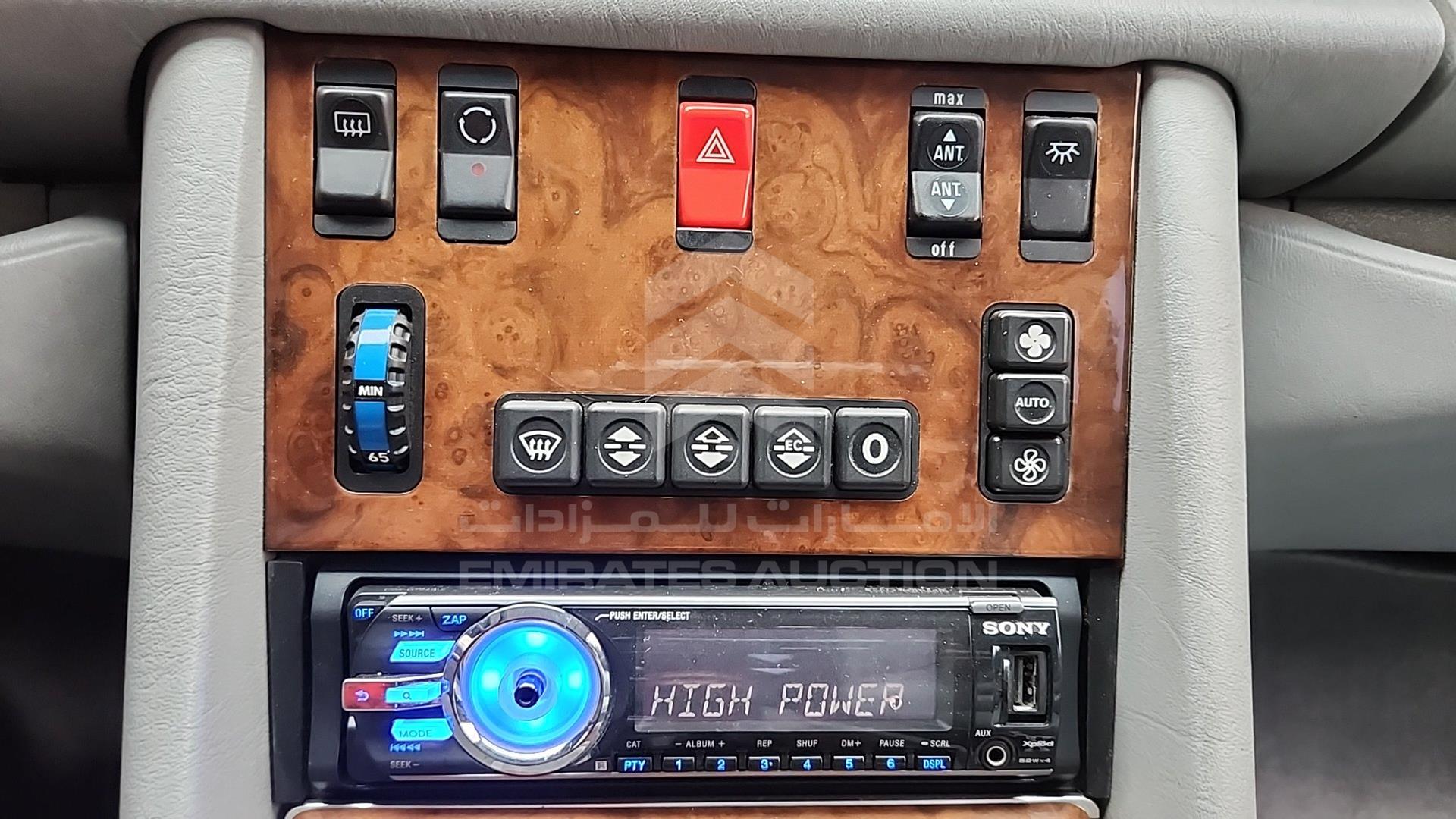 1990 MERCEDES SEL 560 VIN: WDBCA39E7LA537035