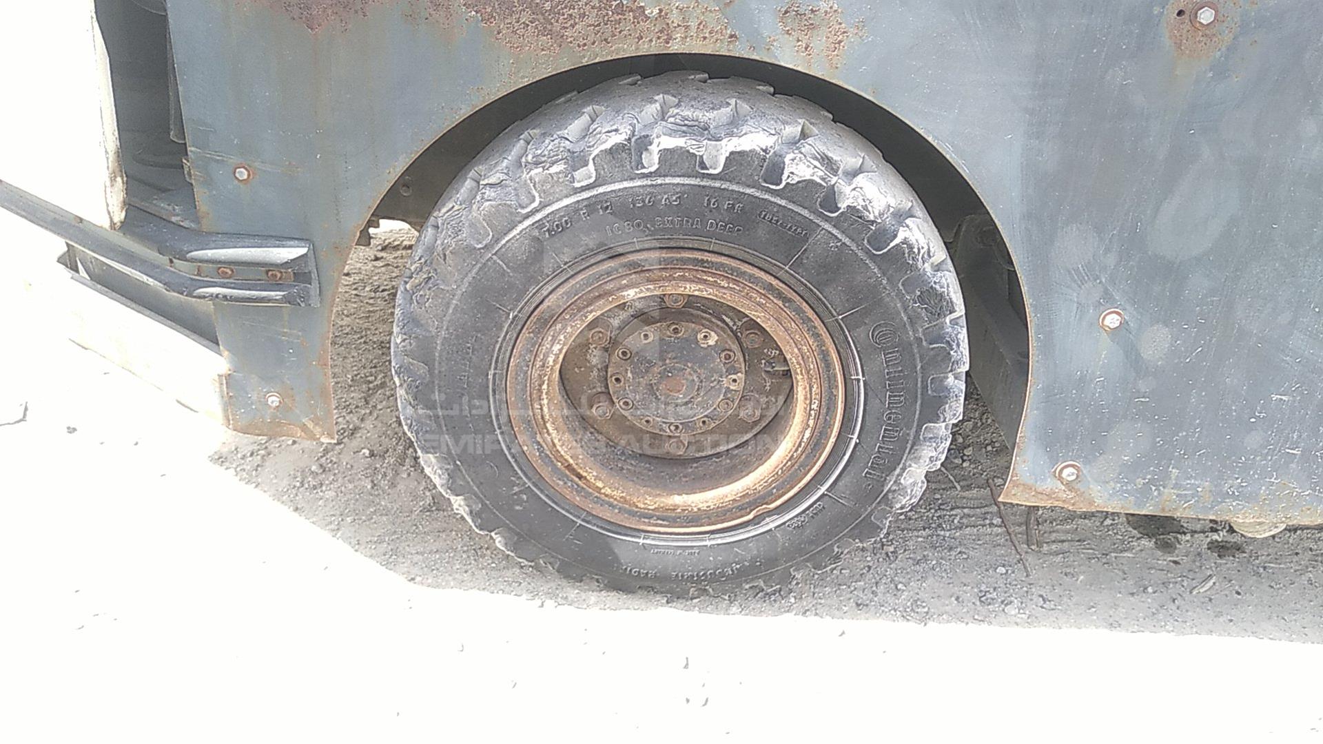 2000 ROAD CLEANING MACHINE --- VIN: 37592003961