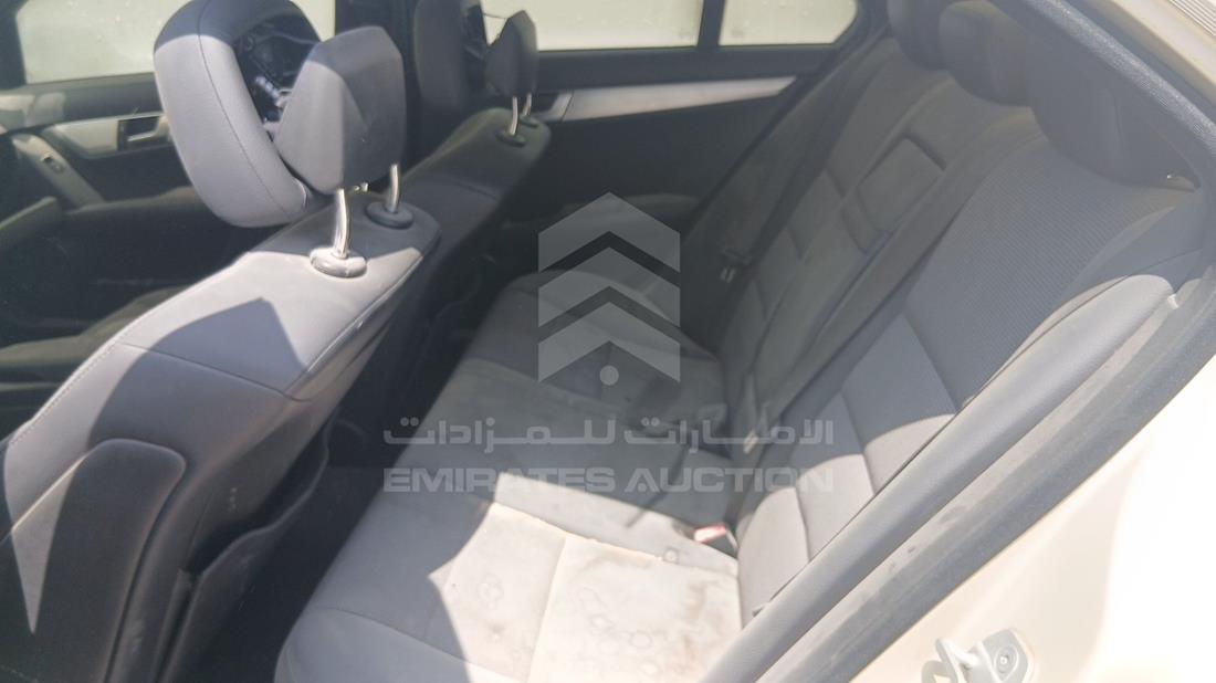 مرسيدس C200 2012 — زاوية الراكب الخلفي اليسرى — صورة 19